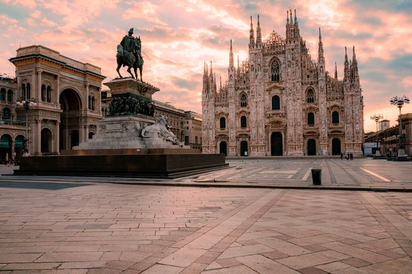 İtalya 'nın Milano katedrali gün batımında sıcak renklerle solda ise galeri vittorio emanuele.