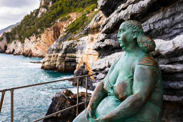 Liguria 'daki Porto Venere uçurumunda Cinque Terre Ulusal Parkı' nda.