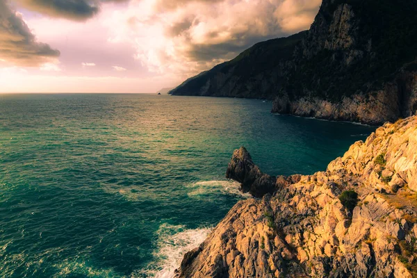 Liguria 'daki Porto Venere uçurumunda Cinque Terre Ulusal Parkı' nda.
