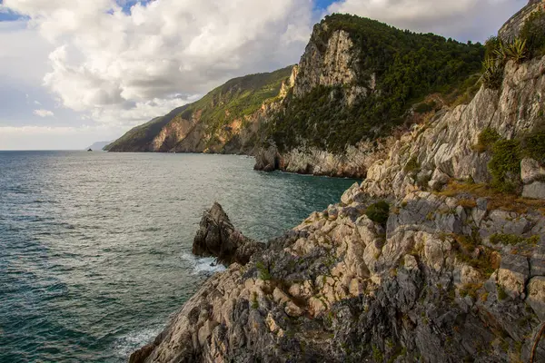 Liguria 'daki Porto Venere uçurumunda Cinque Terre Ulusal Parkı' nda.