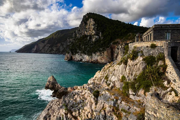 Liguria 'daki Porto Venere uçurumunda Cinque Terre Ulusal Parkı' nda.