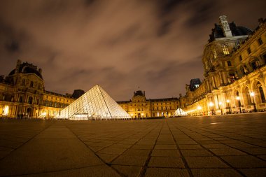 Paris 'teki Louvre Müzesi