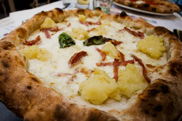 İtalya 'da pizza, İtalyan restoranı ve İtalyan yemeği.