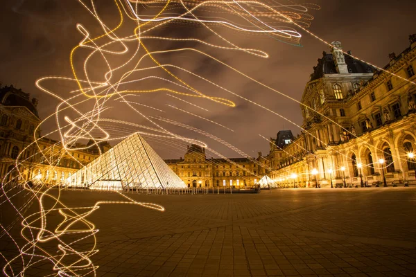 Paris 'teki Louvre Müzesi