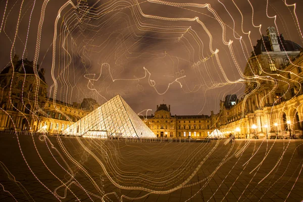Paris 'teki Louvre Müzesi