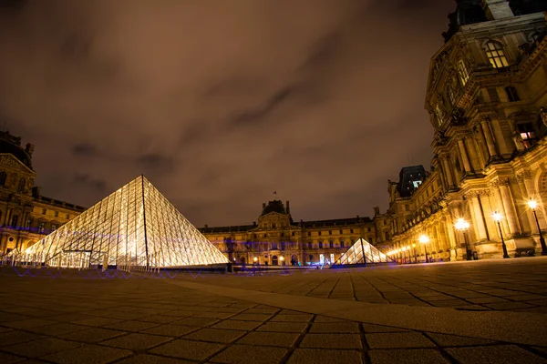 Paris 'teki Louvre Müzesi