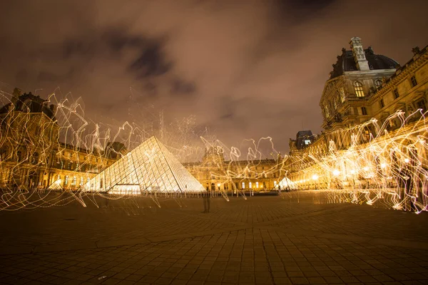 Paris 'teki Louvre Müzesi