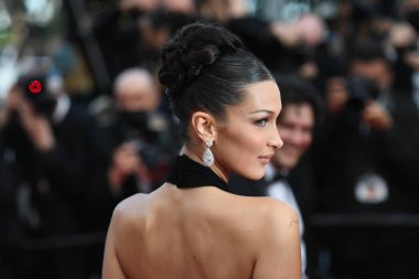 Bella Hadid, 74. Cannes Film Festivali 'nde düzenlenen 