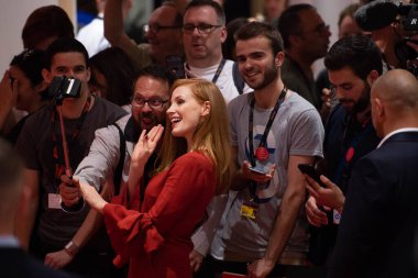 Yetmiş yıllık Cannes Film Festivali sırasında jüri üyesi Jessica Chastain 'in basın toplantısına katılmasının ardından