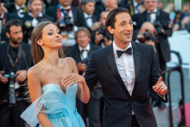 CannES, FRANCE - 17 Mayıs: Aktör Adrien Brody (R) ve Lara Lieto, 70 'inci yıllık Cannes Film Festivali sırasında düzenlenen 