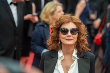 CANNES, FRANCE 18 Mayıs 2017 ABD 'li aktris Susan Sarandon, 70. Cannes Film Festivali' nin 'Loveless' Nelyubov filminin gösterimine gelirken poz verdi