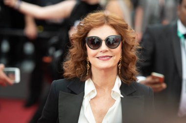 CANNES, FRANCE 18 Mayıs 2017 ABD 'li aktris Susan Sarandon, 70. Cannes Film Festivali' nin 'Loveless' Nelyubov filminin gösterimine gelirken poz verdi