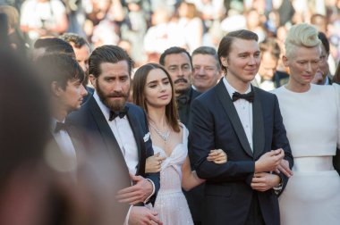 CANNES, FRANCE - 19 Mayıs: (L-R) Aktörler Devon Bostiç, Jake Gyllenhaal, Lily Collins, Paul Dano ve Tilda Swinton 70.