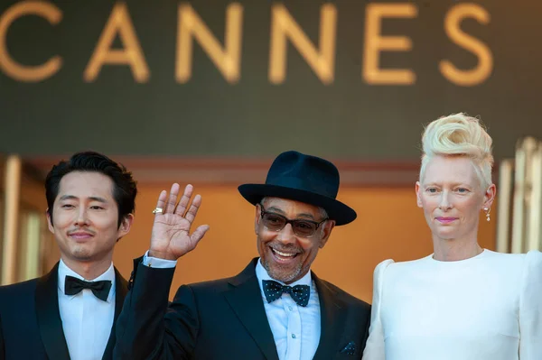 CannES, FRANCE - 19 Mayıs: (L-R) Aktörler Giancarlo Esposito, Steven Yeun, Tilda Swinton 70. Cannes Film Festivali 'nde düzenlenen 