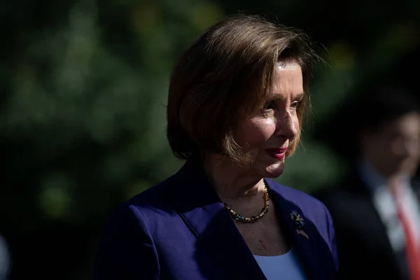 ARMENİYA, YEREVAN: 18 Eylül 2022 ABD Meclis Başkanı Nancy Pelosi, Erivan, Ermenistan 'daki gezisi sırasında Tsitsernakaberd Soykırımı Anma Kompleksini ziyaret etti.