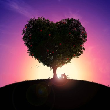 Ağacın altında oturan çift kalp şeklinde bir ağaç.
