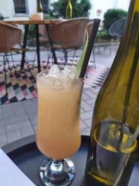 Kafede bir bardak limonata.