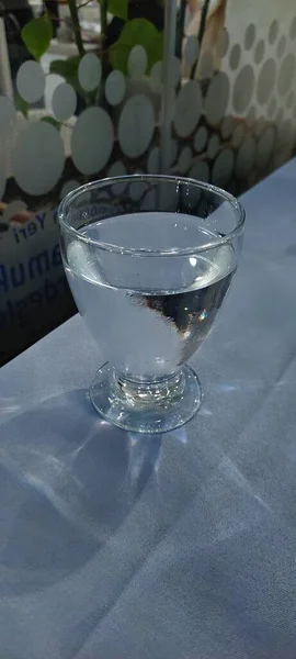 Ένα Ποτήρι Νερό Στο Τραπέζι — Φωτογραφία Αρχείου