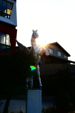 Güneş ışınlarındaki Pegasus heykeli.