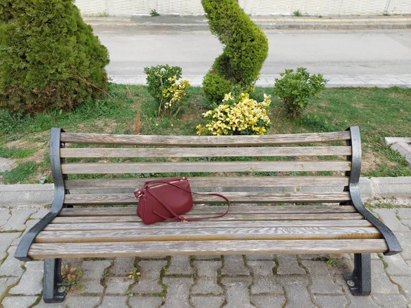 Banco Con Una Bolsa Parque —  Fotos de Stock