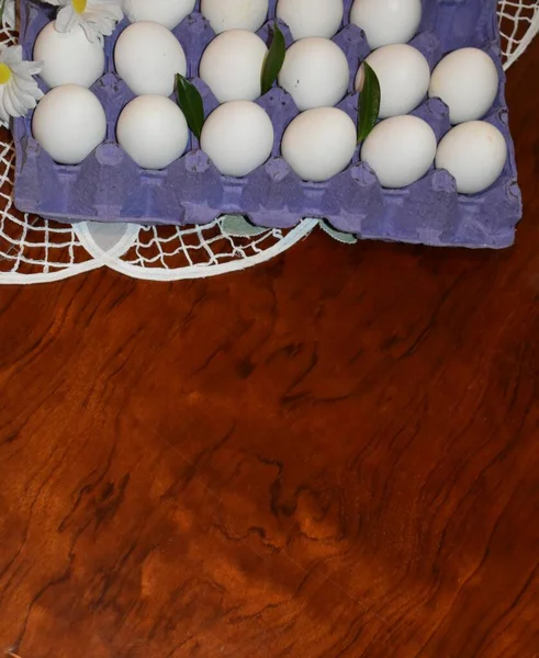 Der Eierkorb Mit Blättern — Stockfoto