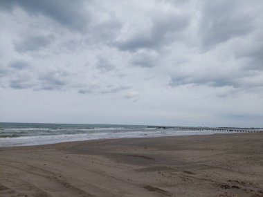 Sahildeki kasvetli gün