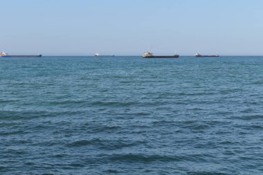 Ufuk çizgisinde tekneleri olan deniz.