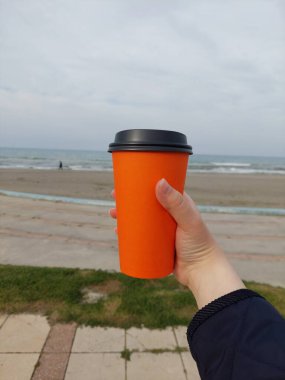 Deniz kıyısında kahve içiyorum.