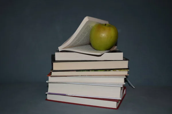 Ett Äpple Den Öppnade Boken Den Mörka Bakgrunden — Stockfoto