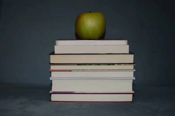 Une Pomme Sur Pile Livres Sur Fond Sombre — Photo