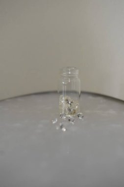 İçinde değerli taşlar olan küçük bir şişe.