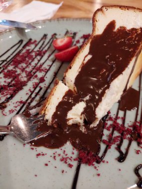 Çikolatalı cheesecake yemek.