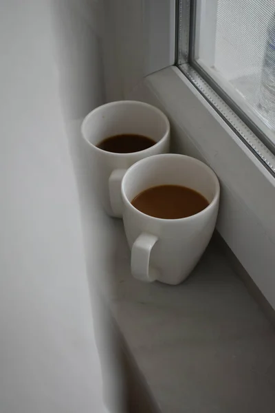 Dwie Filiżanki Kawy Parapecie — Zdjęcie stockowe