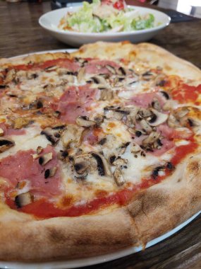 Lezzetli pizza ve salata.