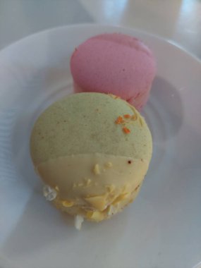 Tabaktaki iki badem kurabiyesi.