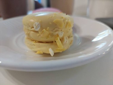 Tabaktaki sarı badem kurabiyesi