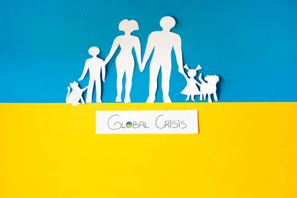 2022 'de küresel kriz, Rusya ve Ukrayna' yı vurdu. Izdıraptan kaçan bir ailenin kağıt kırpması. Göç ve göç.