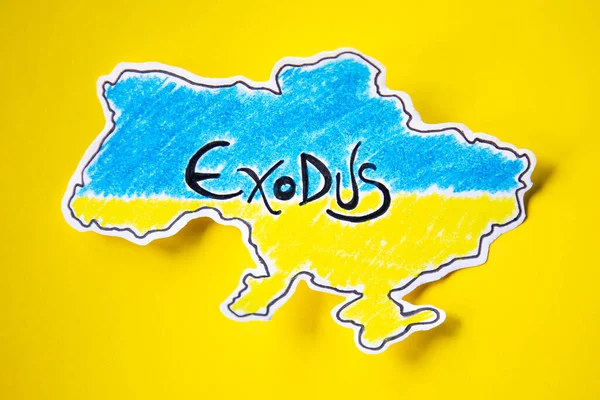 Toplu göçü temsil eden, bayrağının renkleriyle resmedilmiş Ukrayna bölgesi şeklinde kesilmiş kağıt. Kopyalamak için sarı arkaplan.