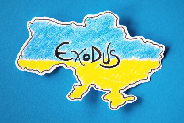 Toplu göçü temsil eden, bayrağının renkleriyle resmedilmiş Ukrayna bölgesi şeklinde kesilmiş kağıt. Kopyalamak için boşluk olan mavi arkaplan.