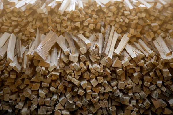 Yakacak odunların düzgünce yerleştirilmiş yatay fotoğrafı. Geçmişi. Doku. kopyalama alanı