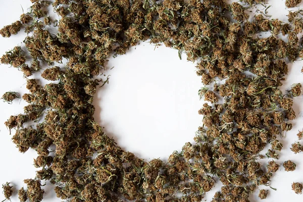 Arka plan tıbbi konsept, esrar tomurcukları merkeze bir metin yazmak için bir çember oluşturuyorlar. Boşluğu kopyala