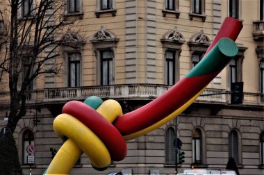 Milano l'ago e il filo in Piazza Cadorna. Piazza Cadorna 'da Milan iğnesi ve ipliği. Colori del filo rappresentano i colori delle 3 linee metropolitan. İpliğin üç rengi 3 metro hattının rengini temsil ediyor.