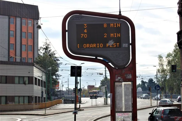 Milano 'da bir tramvay. Carlo Farini üzerinden. Milan 'da bir tramvay durağı