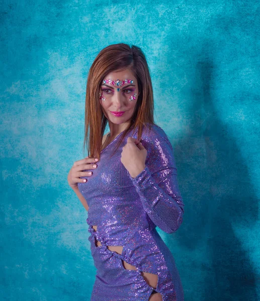 Портрет Женщина Фиолетовым Платьем Макияж Играть Волосами — стоковое фото