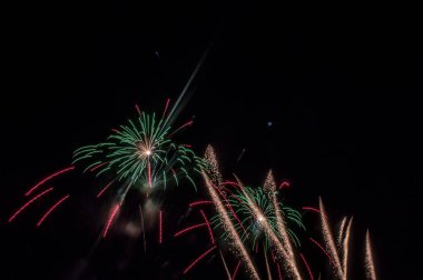 Porciones de diversos fuegos suni cielo nocturno con luces de colores y fuego 