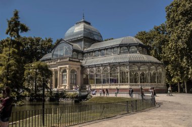 Madrid, Parque del Retiro 'daki Kristal Saray' ın mavi gökyüzü fotoğrafı.