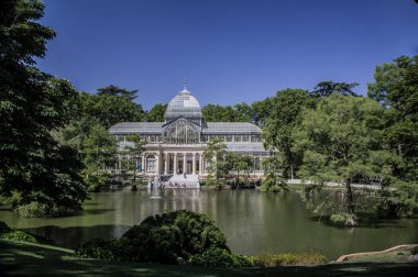 Madrid, Parque del Retiro 'daki Kristal Saray' ın mavi gökyüzü fotoğrafı.