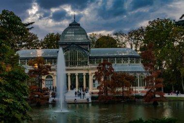 Madrid, Parque del Retiro 'daki Kristal Saray' ın mavi gökyüzü fotoğrafı.