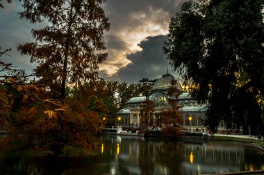 Madrid, Parque del Retiro 'daki Kristal Saray' ın mavi gökyüzü fotoğrafı.