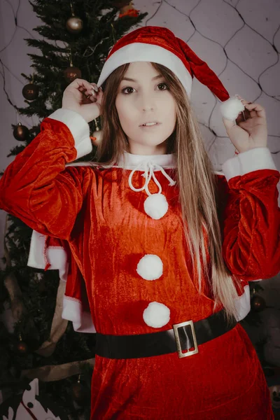 Jeune Femme Vêtue Rouge Avec Costume Maman Noel Noël Devant — Photo